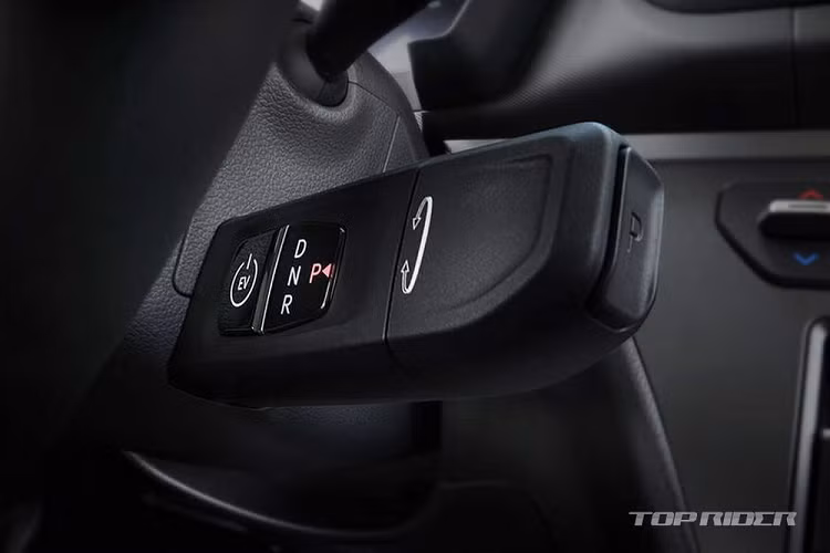 Ở bản cao cấp, xe có thêm ngăn chứa đồ bên dưới ghế phụ lái, lưới khoang hành lý và gương trang điểm tích hợp đèn. Nếu chi thêm tiền, khách hàng Hàn Quốc có thể bổ sung những trang bị tùy chọn như sưởi hàng ghế trước, ghế lái thông hơi, ghế lái gập phẳng, sưởi vô lăng và ghế bọc da nhân tạo cho xe. 