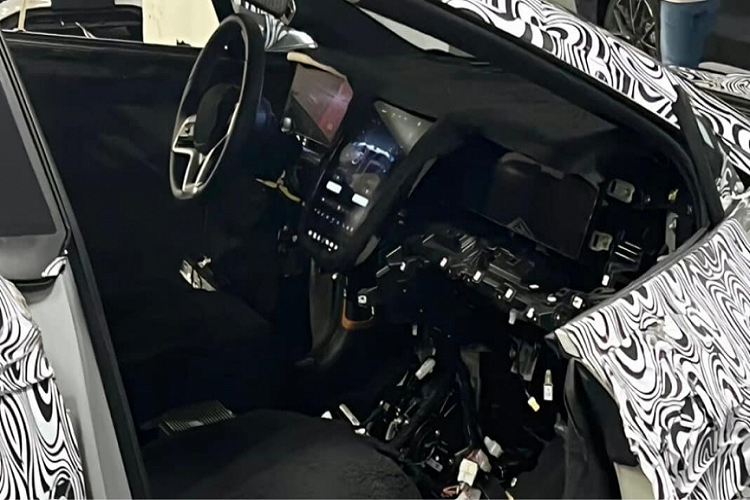 Truyền thông Trung Quốc đưa tin giá xe BYD YangWang U6 sẽ có giá khoảng 108.923 USD (khoảng 2,53 tỷ đồng), rẻ hơn so với Tesla Model S Plaid (140.089 USD, tương đương 3,29 tỷ đồng) ở Trung Quốc.