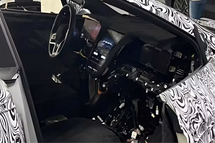 Truyền thông Trung Quốc đưa tin giá xe BYD YangWang U6 sẽ có giá khoảng 108.923 USD (khoảng 2,53 tỷ đồng), rẻ hơn so với Tesla Model S Plaid (140.089 USD, tương đương 3,29 tỷ đồng) ở Trung Quốc.