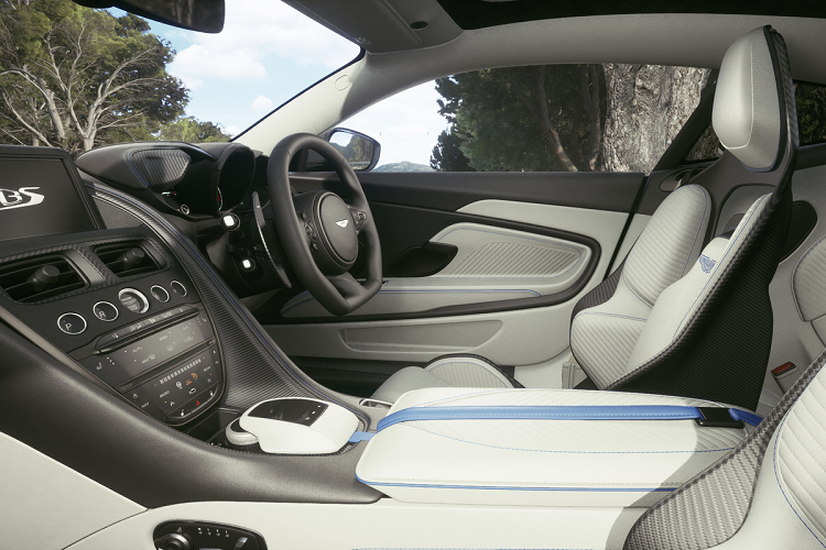 Tại bệ tựa tay trung tâm, huy hiệu dây đeo và khóa được thiết kế riêng có logo DBS 770 Ultimate khắc laser.