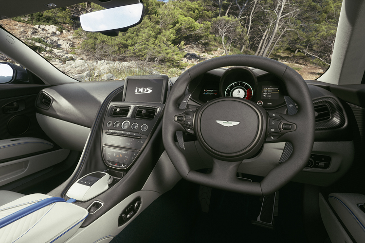 Không có nhiều thay đổi trong việc bố trí không gian nội thất của DBS 770 Ultimate so với những phiên bản khác, đi kèm là hàng chục lựa chọn phối màu khác nhau.