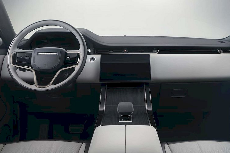 Không chỉ vậy, màn hình này còn có hệ thống thông tin giải trí Pivi Pro 2 mới nhất, hỗ trợ kết nối Apple CarPlay/Android Auto không dây và điều khiển bằng giọng nói thông qua Amazon Alexa 10. Nhằm giúp cho hệ thống công nghệ an toàn hoạt động hiệu quả hơn, Range Rover Evoque 2024 được bố trí hệ thống camera xung quanh xe, bao gồm cả dưới gầm, và camera lùi trong nội thất.