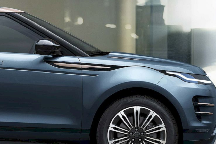 Những nâng cấp đáng kể trên Range Rover Evoque 2024 nằm ở phía trong khoang nội thất. Tại đây, xe được trang bị màn hình cảm ứng trung tâm có kích thước lên tới 11,4 inch. Màn hình có thiết kế cong nhẹ và được tích hợp đầy đủ các chức năng điều khiển trên xe.