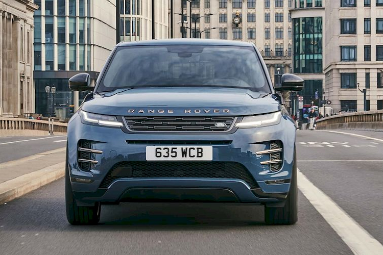 Đèn pha của SUV hạng sang Range Rover Evoque 2024 sử dụng công nghệ LED Pixel 1 mới với khả năng chiếu sáng tăng gấp 3 lần phiên bản cũ. Mỗi bên đèn pha chứa 4 mô-đun pixel với những bóng LED có thể điều khiển độc lập để tùy chỉnh góc chiếu sáng.