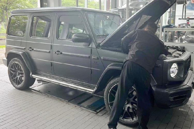 Được biết, khối động cơ AMG của chiếc xe Mercedes-AMG G63 này do người Việt lắp ráp, và rất có thể, đây là chiếc G63 hiếm hoi tại Việt Nam sở hữu chi tiết độc đáo này. 