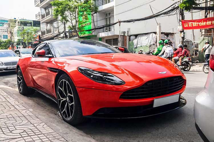 Tại Việt Nam hiện có khoảng 10 chiếc Aston Martin DB11 tiền tỷ, tuy nhiên mỗi chiếc lại sở hữu một màu sơn khác nhau. Trong số đó, chiếc DB11 khoác trên mình lớp áo màu cam Cosmos Orange này là chiếc có màu ngoại thất nổi bật nhất.
