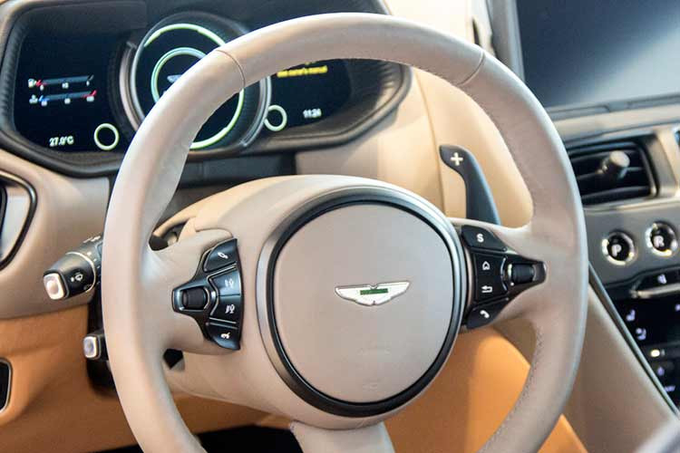 Bên trong là một khoang nội thất tràn đầy cảm xúc và sự xa xỉ mang đậm dấu ấn quý tộc Anh, ghế ngồi bọc da cao cấp với điểm nhấn là những họa tiết bắt mắt. Hệ thống giải trí trên xe bao gồm một màn hiển thị TFT 8 inch cho thông tin giải trí, trong khi bảng đồng hồ hoàn toàn mới tích hợp màn hiển thị màu TFT LCD 12 inch.