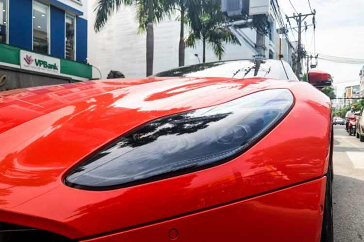 DB11 sở hữu thiết kế mang nhiều dấu ấn từ mẫu Crossover Concept DBX, siêu phẩm DB10 hay thậm chí là đôi chút lấy từ hàng thửa CC110. Đầu xe gây ấn tượng với bộ lưới tản nhiệt 5 thanh ngang và 10 thanh dọc đặc trưng, cùng cụm đèn pha full LED sắc sảo.