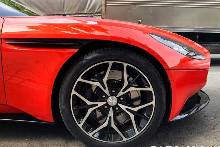 Phía đuôi xe là cản sau thể thao tích hợp hai ống xả đặt đối xứng 2 bên. Trong khi phần cong chạy từ mui của xe ra phía sau được thiết kế khác biệt hoàn toàn so với những mẫu Aston Martin khác, đây có lẽ là điểm nhấn của sự hợp tác giữa hãng siêu xe này và thương hiệu Mercedes-AMG.