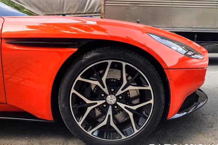 Cham mat Aston Martin DB11 mau cam hon 15 ty doc nhat Viet Nam-Hinh-5
