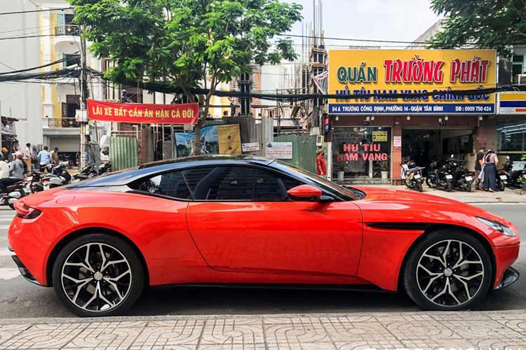 Chiếc siêu xe Aston Martin DB11 màu độc này từng được đưa về Việt Nam vào tháng 5/2019 và "làm dâu" Hội An, tỉnh Quảng Nam, nhưng sau đó lại xuất hiện ở TP HCM và gắn biển số mới tại đây.
