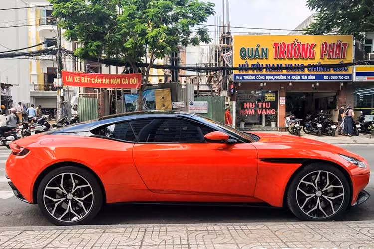 Cham mat Aston Martin DB11 mau cam hon 15 ty doc nhat Viet Nam-Hinh-2