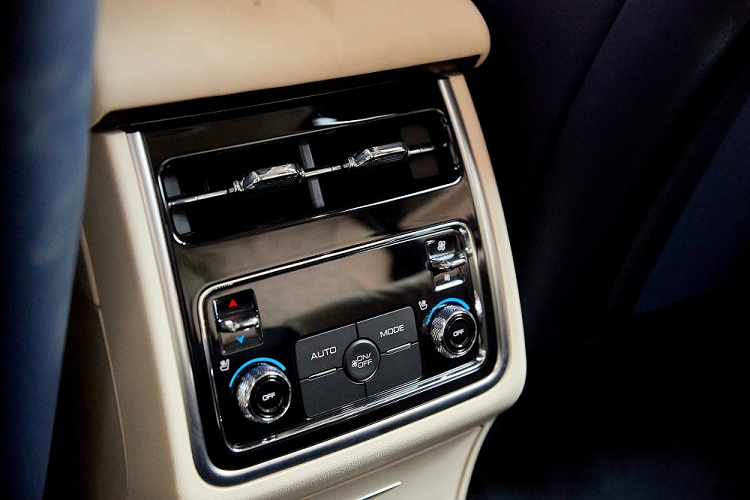 Ở giữa cửa gió điều hòa trung tâm của xe còn có đồng hồ cơ báo giờ theo phong cách xe sang. Nằm bên dưới nắp ca-pô của GWM Tank 500 2023 ở thị trường Thái Lan là hệ truyền động hybrid (HEV) với máy xăng 4 xi-lanh, tăng áp, dung tích 2.0L và mô-tơ điện. Động cơ xăng tạo ra công suất tối đa khoảng 245 mã lực và mô-men xoắn cực đại 380 Nm