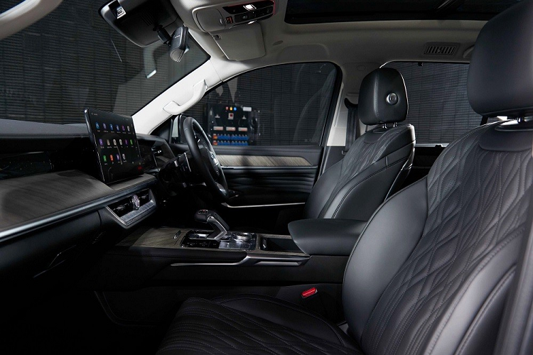 Ghế lái của mẫu SUV Trung Quốc này có tính năng chỉnh điện 8 hướng, nhớ vị trí và massage. Bên cạnh đó là ghế phụ lái chỉnh điện 6 hướng. Hàng ghế giữa có tính năng thông hơi và dịch chuyển lên/xuống. Chưa hết, GWM Tank 500 2023 còn được trang bị vô lăng 3 chấu bọc da, chỉnh 4 hướng, tích hợp phím chức năng/lẫy chuyển số...