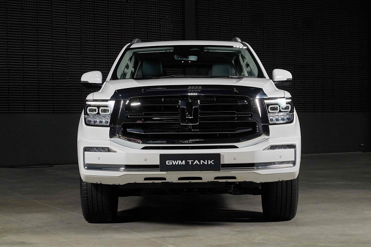 Là sản phẩm của thương hiệu Tank thuộc hãng GWM, mẫu SUV Trung Quốc này mang trên mình thiết kế khá cơ bắp và nam tính. Trên đầu xe, GWM Tank 500 2023 được trang bị lưới tản nhiệt hình chữ nhật cỡ lớn và mạ crôm sáng bóng.