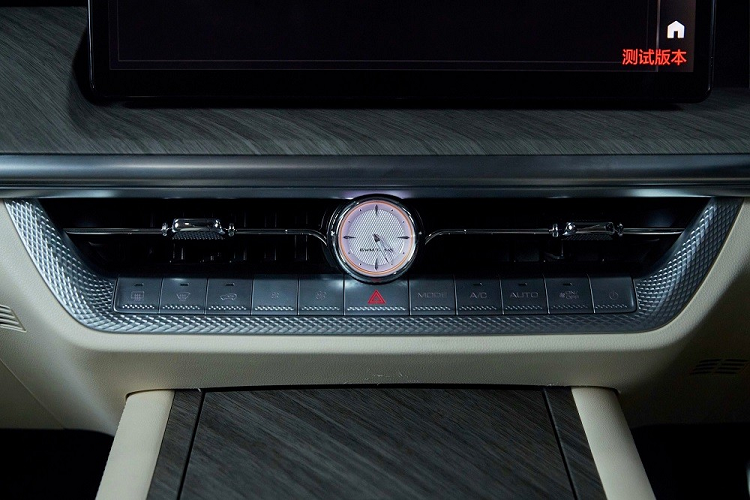 Ngoài ra, xe còn có hộp số tự động 9 cấp 9HAT và hệ dẫn động 4 bánh thông minh. Theo hãng Great Wall, hệ dẫn động của mẫu xe này có thể nhận biết điều kiện địa hình mà xe đang di chuyển để chỉnh chế độ lái cho phù hợp. Người lái cũng có thể dùng giọng nói để chỉnh hệ dẫn động 4 bánh của xe sang chế độ lội nước hoặc chạy off-road.