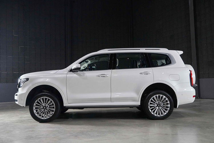 Mẫu xe SUV GWM Tank 500 2023 sở hữu chiều dài 5.078 mm, chiều rộng 1.934 mm, chiều cao 1.905 mm, chiều dài cơ sở 2.850 mm và chiều cao gầm 224 mm. Với kích thước này, GWM Tank 500 2023 sẽ cạnh tranh với những đối thủ như Toyota Land Cruiser 300.