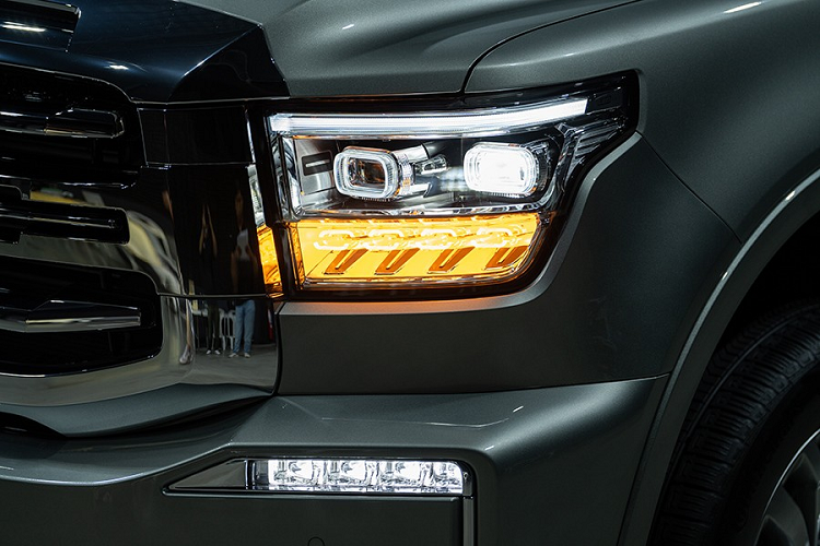 Ở giữa lưới tản nhiệt xuất hiện logo hình xe tăng của thương hiệu Tank. Ở hai bên lưới tản nhiệt là cụm đèn pha LED toàn phần, tích hợp dải đèn LED định vị ban ngày. Trong khi đó, cản trước của xe đi kèm hốc gió trung tâm hẹp và nẹp mạ crôm nối liền với đèn sương mù LED nằm ngang.