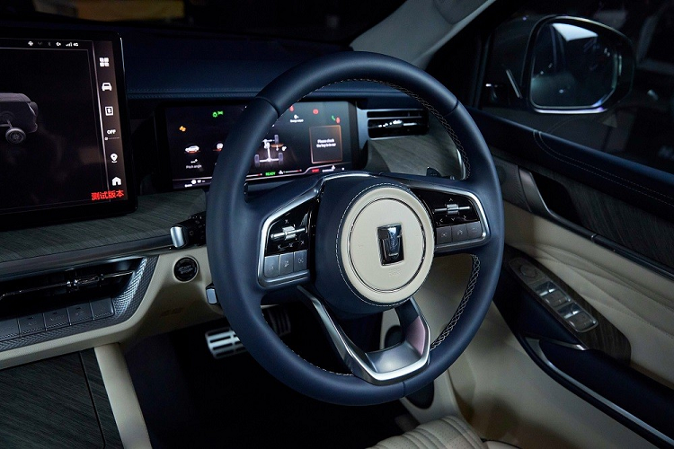 Bảng đồng hồ kỹ thuật số 12,3 inch. Màn hình cảm ứng trung tâm 14,6 inch, hỗ trợ Apple CarPlay/Android Auto, màn hình hiển thị thông tin kính lái HUD... và hệ thống âm thanh Infinity 12 loa, tự động điều chỉnh theo tốc độ của xe.