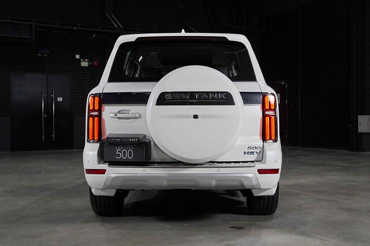Đằng sau, GWM Tank 500 2023 có thiết kế khá giống xe Toyota đời cũ. Tại đây, xe được trang bị lốp dự phòng nằm trên cửa cốp, đèn hậu LED nằm dọc và chia thành 2 tầng, biển số đặt lệch sang bên trái cũng như tấm ốp gầm màu bạc dưới cản sau.