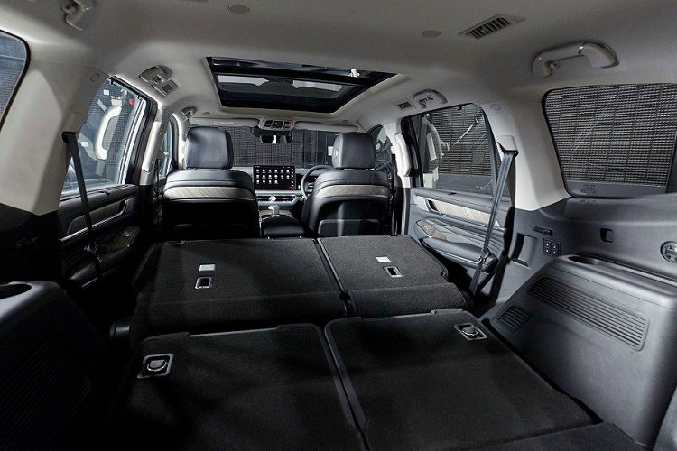 Bên trong GWM Tank 500 2023 là không gian nội thất 3 hàng ghế với 7 chỗ ngồi. Nội thất của xe được bọc da Nappa, ốp gỗ và ốp kim loại, tạo cảm giác cao cấp. Hàng ghế thứ hai của xe có thể gập theo tỷ lệ 60:40 trong khi hàng ghế cuối gập chỉnh điện 50:50.