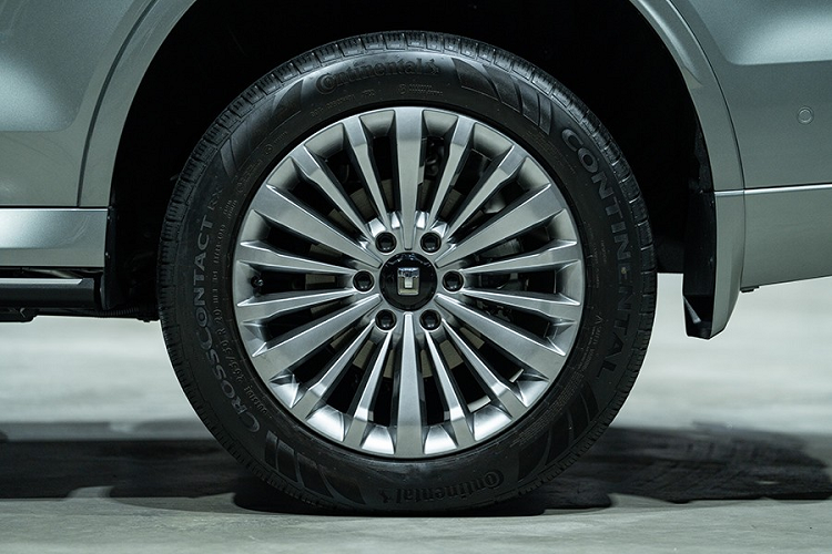 Vòng sang bên sườn, chúng ta sẽ bắt gặp thiết kế khá mượt mà và không có nhiều đường dập gân. Xe dùng tay nắm cửa, hốc bánh và bệ cửa đều được sơn cùng màu với thân xe. Bên cạnh đó là vành hợp kim đa chấu với đường kính 20 inch, nằm trong lốp 265/50 R20 và gương chiếu hậu gập điện/chỉnh điện/tích hợp đèn báo rẽ.