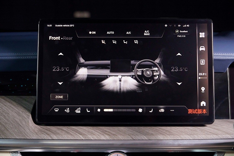 Thêm vào đó là hệ thống điều hòa tự động với lọc bụi mịn PM2.5, cửa gió dành cho hàng ghế sau...sạc điện thoại không dây, hệ thống đèn viền nội thất, chìa khóa thông minh, cửa sổ trời toàn cảnh Panorama, cần số điện tử, phanh tay điện tử, tự động giữ phanh tạm thời và tính năng tự động khóa cửa khi người lái rời đi.