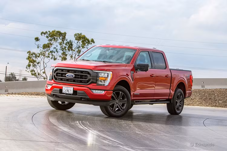  3. Ford F-150 Hybrid Điểm số đáng tin cậy do Consumer Reports đánh giá: 19 điểm Theo lý thuyết, Ford F-150 Hybrid sẽ sở hữu mọi điểm mạnh của phiên bản dùng động cơ đốt trong thông thường và có thêm lợi thế là khả năng tiết kiệm nhiên liệu.