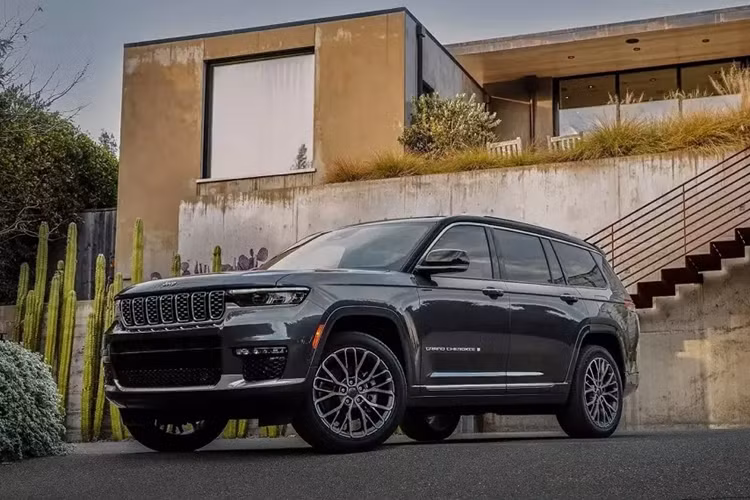  6. Jeep Grand Cherokee L Điểm số đáng tin cậy do Consumer Reports đánh giá: 23 điểm Lại thêm một thành viên nữa của gia đình Jeep xuất hiện trong top 10, đó là Grand Cherokee L. Điều này cũng không có gì bất ngờ vì đây chính là phiên bản kéo dài của Jeep Grand Cherokee.