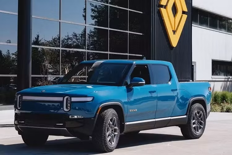  5. Rivian R1T Điểm số đáng tin cậy do Consumer Reports đánh giá: 22 điểm Rivian R1T là mẫu ô tô điện rất nhanh đồng thời có khả năng off-road và sức kéo ấn tượng. Thế nhưng, độ đáng tin cậy lại không phải là thế mạnh của mẫu xe Mỹ này. Xe thường gặp trục trặc ở hệ thống lái, điều hòa, phần cứng thân vỏ, phát ra tiếng kêu lạ hoặc rò rỉ dung dịch.