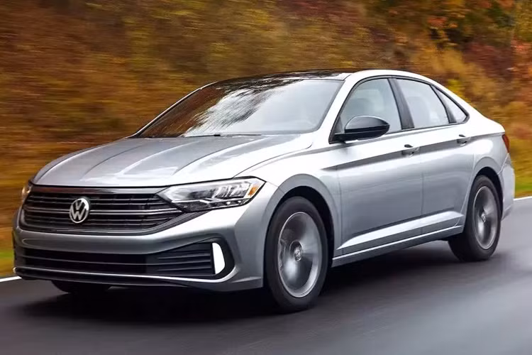  8. Volkswagen Jetta Điểm số đáng tin cậy do Consumer Reports đánh giá: 25 điểm Khi lái thử Volkswagen Jetta, nhiều người có thể bị thuyết phục bởi giá bán khởi điểm thấp và khả năng tiết kiệm nhiên liệu của mẫu xe này. Tuy nhiên, khi sử dụng, một số người lại nhận "trái đắng" vì xe dễ bị hỏng phanh, linh kiện điện, hệ thống điều hòa và hệ thống điện tử trong xe.