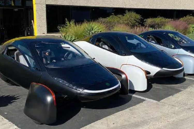 Aptera không tiết lộ cụ thể bao nhiêu trong số 40.000 đơn đặt hàng đã nhận sẽ là phiên bản Launch Edition, chỉ biết rằng vào thời điểm hiện tại họ vẫn đang kêu gọi đầu tư thêm 50 triệu USD (tương đương 1.172 tỷ đồng) nữa để có thể kịp tiến độ sản xuất lô hàng đầu tiên, dự kiến bắt đầu vào cuối năm 2023.