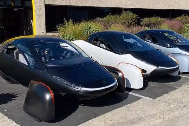 Aptera không tiết lộ cụ thể bao nhiêu trong số 40.000 đơn đặt hàng đã nhận sẽ là phiên bản Launch Edition, chỉ biết rằng vào thời điểm hiện tại họ vẫn đang kêu gọi đầu tư thêm 50 triệu USD (tương đương 1.172 tỷ đồng) nữa để có thể kịp tiến độ sản xuất lô hàng đầu tiên, dự kiến bắt đầu vào cuối năm 2023.