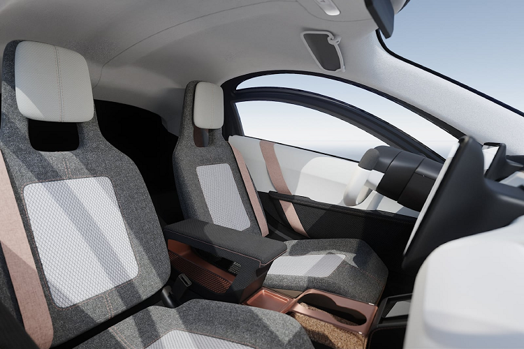 Xe điện của Aptera có thiết kế lạ mắt, đậm chất tương lai với cửa mở lên theo kiểu cánh bướm, 3 bánh xe (2 ở phía trước và 1 ở phía sau), khối lượng siêu nhẹ và có thể đạt hiệu quả khí động học tối ưu.