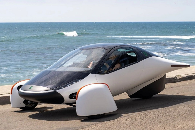 Như vậy, nếu sử dụng xe Aptera cho nhu cầu đi lại bình thường, người dân Mỹ có thể vận hành xe mỗi ngày mà không cần phải cắm dây sạc, chỉ dùng đến chức năng nạp năng lượng từ ánh sáng mặt trời là đã đủ.