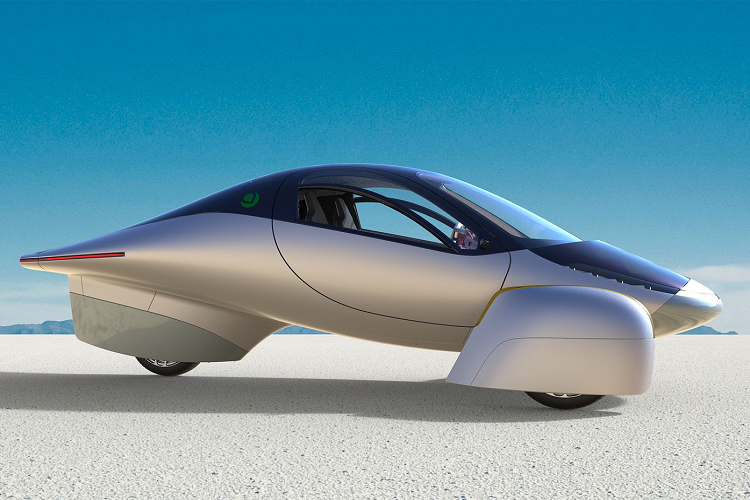 Bên cạnh đó, các tấm pin mặt trời 700 watt được lắp đặt trực tiếp trên thân xe sẽ bổ sung phạm vi hoạt động lên đến 40 dặm (64 km) mỗi ngày. Theo số liệu của Bộ Giao thông Vận tải Mỹ, quãng đường di chuyển một ngày trung bình của một người là khoảng 63 km.