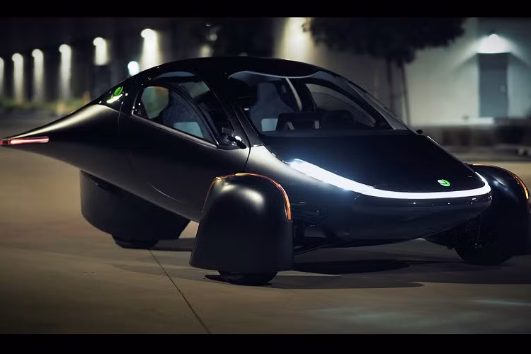 Sau khi hoàn thành giai đoạn phát triển cuối cùng, với các quy trình thử nghiệm va chạm và chứng nhận an toàn, Aptera sẽ triển khai sản xuất tại California với quy mô 10.000 xe mỗi năm.