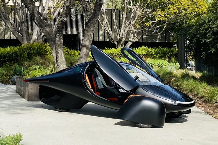 Ngoài ra, Aptera còn tuyên bố rằng họ đang có sẵn thiết kế xe với cách bố trí pin lớn hơn nữa, có thể chạy được 1.000 dặm (1.609 km) trong một lần sạc. Đó là mức hiệu quả gấp đôi những gì mà các mẫu xe điện hàng đầu trên thị trường đang cung cấp vào lúc này. Nội thất tuy có vẻ không được rộng rãi lắm và chỉ có 2 chỗ ngồi, nhưng tất cả những thứ xa xỉ cần thiết đều được trang bị.