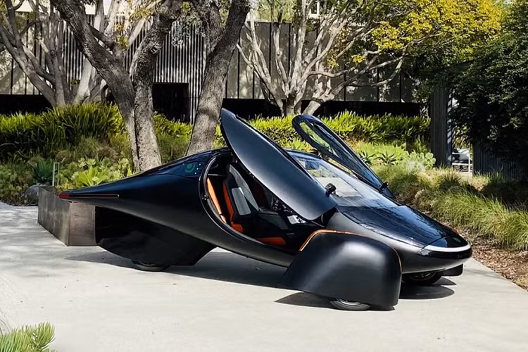 Ngoài ra, Aptera còn tuyên bố rằng họ đang có sẵn thiết kế xe với cách bố trí pin lớn hơn nữa, có thể chạy được 1.000 dặm (1.609 km) trong một lần sạc. Đó là mức hiệu quả gấp đôi những gì mà các mẫu xe điện hàng đầu trên thị trường đang cung cấp vào lúc này. Nội thất tuy có vẻ không được rộng rãi lắm và chỉ có 2 chỗ ngồi, nhưng tất cả những thứ xa xỉ cần thiết đều được trang bị.