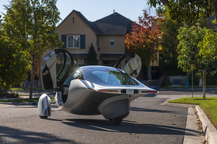 Nhà sản xuất đã cố gắng giảm bớt cân nặng của xe cũng như lực cản khi chạy, với mục tiêu sử dụng năng lượng chỉ bằng 1/4 những gì một chiếc Tesla Model 3 cần đến trong điều kiện giao thông bình thường ở Mỹ.