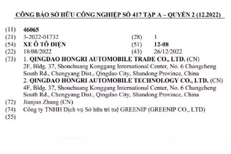 Như đã đề cập, Weiao Boma rõ ràng là một “bản sao” của Alphard. Nó có thiết kế phần đầu xe tương tự chiếc xe của thương hiệu Nhật với lưới tản nhiệt cỡ lớn, nhiều đường viền mạ crôm và các chi tiết hình tam giác ở cản trước. Đèn pha cũng có thiết kế tương tự như “đàn anh” Alphard.