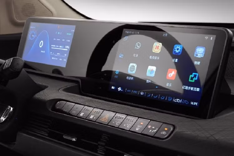 Ở phía sau, Weiao Boma gây ấn tượng với cụm đèn hậu nằm vắt ngang. Cùng với đó là dải đèn phản quang nằm dọc ở hai góc cản sau và cánh gió mui tích hợp đèn phanh trên cao.