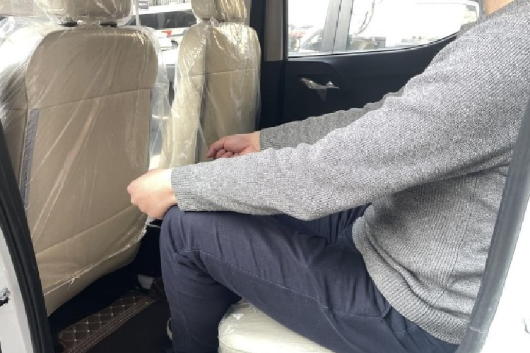 Bên trong cabin, chiếc xe điện cung cấp cho người dùng khoang cabin nhỏ nhắn với 4 chỗ ngồi. Các trang bị tiện ích nổi bật trên Weiao Boma có: màn hình thông tin giải trí đặt nổi trên mặt táp-lô, dãy nút bấm cơ học để chỉnh điều hòa, vô lăng 2 chấu vát đáy, tích hợp các phím chức năng, núm xoay chuyển số, phanh tay chỉnh cơ nằm giữa 2 ghế trước, khởi động bằng chìa khóa và 16 ngăn chứa đồ.