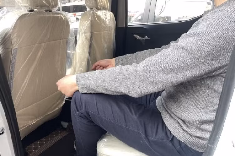 Bên trong cabin, chiếc xe điện cung cấp cho người dùng khoang cabin nhỏ nhắn với 4 chỗ ngồi. Các trang bị tiện ích nổi bật trên Weiao Boma có: màn hình thông tin giải trí đặt nổi trên mặt táp-lô, dãy nút bấm cơ học để chỉnh điều hòa, vô lăng 2 chấu vát đáy, tích hợp các phím chức năng, núm xoay chuyển số, phanh tay chỉnh cơ nằm giữa 2 ghế trước, khởi động bằng chìa khóa và 16 ngăn chứa đồ.