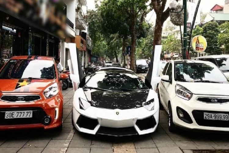 “Trái tim” của Lamborghini Aventador LP700-4 Roadster là động cơ hút khí tự nhiên V12 dung tích 6,5 lít, cho sức mạnh 690 mã lực và mô-men xoắn cực đại 690 Nm. Xe sử dụng hệ dẫn động 4 bánh và hộp số bán tự động ISR 7 cấp. Xe có thể tăng tốc từ 0-100 km/h trong vòng 2,9 giây trước khi đạt tốc độ tối đa 350 km/h.