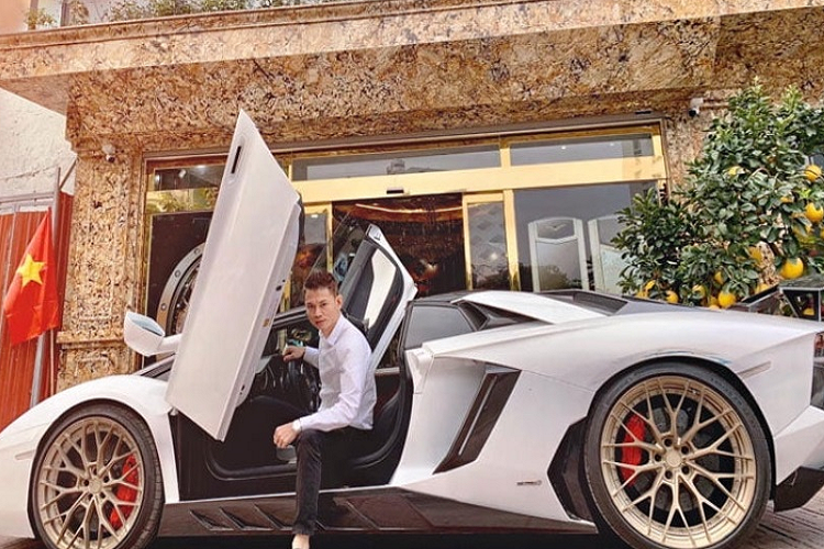 Vào dịp đội tuyển U23 Việt Nam vinh quang trở về từ giải U23 châu Á, doanh nhân Tùng Vàng còn là người dẫn đầu đoàn siêu xe chào đón đội tuyển từ sân bay về.