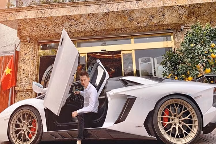 Vào dịp đội tuyển U23 Việt Nam vinh quang trở về từ giải U23 châu Á, doanh nhân Tùng Vàng còn là người dẫn đầu đoàn siêu xe chào đón đội tuyển từ sân bay về.