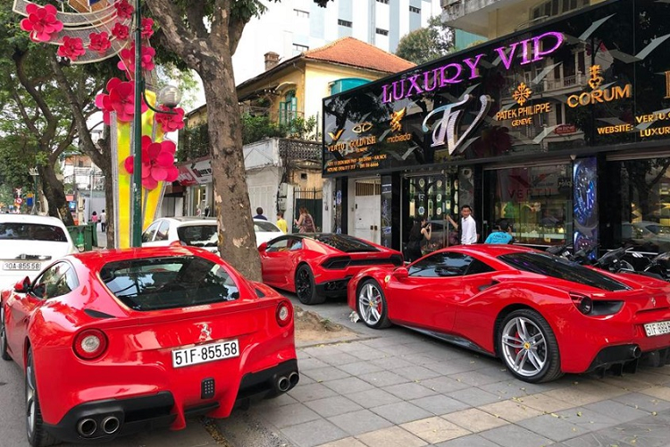 Ngoài siêu xe hiệu suất cao, doanh nhân này còn sở hữu một chiếc Rolls-Royce Ghost Series I màu trắng. Xe sở hữu động cơ V12, dung tích 6,6 lít, tăng áp kép, cho công suất tối đa 562 mã lực và mô-men xoắn cực đại 780 Nm, đi cùng hộp số tự động ZF 8 cấp, mất khoảng 5 giây để tăng tốc lên 100 km/h từ vị trí xuất phát. Vận tốc tối đa 250 km/h.