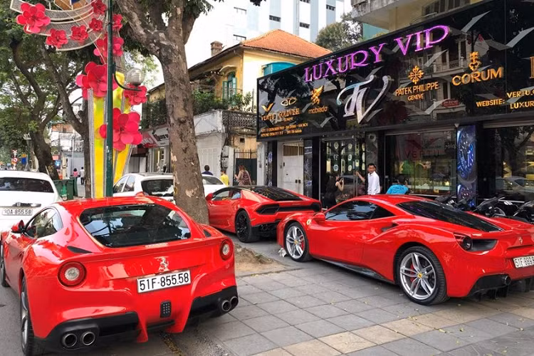 Ngoài siêu xe hiệu suất cao, doanh nhân này còn sở hữu một chiếc Rolls-Royce Ghost Series I màu trắng. Xe sở hữu động cơ V12, dung tích 6,6 lít, tăng áp kép, cho công suất tối đa 562 mã lực và mô-men xoắn cực đại 780 Nm, đi cùng hộp số tự động ZF 8 cấp, mất khoảng 5 giây để tăng tốc lên 100 km/h từ vị trí xuất phát. Vận tốc tối đa 250 km/h.