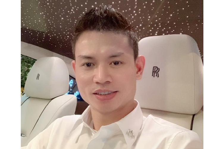 Anh cũng từng dùng qua 3 siêu xe khác là: Ferrari F12 Berlinetta màu đỏ, Ferrari 488 GTB màu trắng, Lamborghini Huracan LP580-2 màu đỏ. Tuy nhiên, sau nhiều năm trải nghiệm, đại gia Tùng “Vàng” đã bán sạch 4 chiếc siêu xe này của mình.